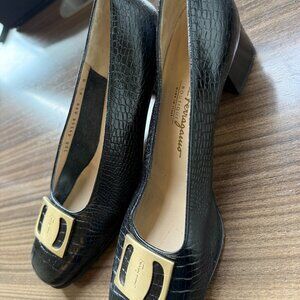 Salvatore Ferragamo Boutique Black Croc Embossed Pumps Gold Logo Block Heel 8B